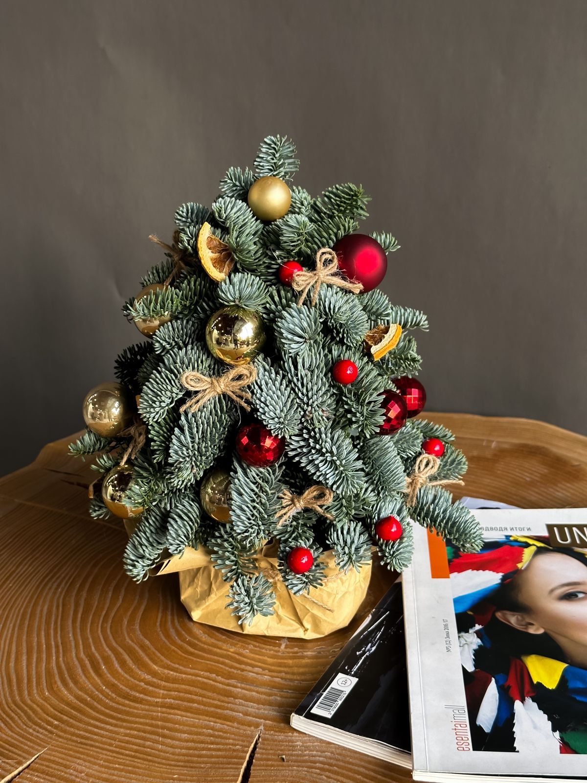 Новогодняя елка "Goldy" из нобилиса с шариками