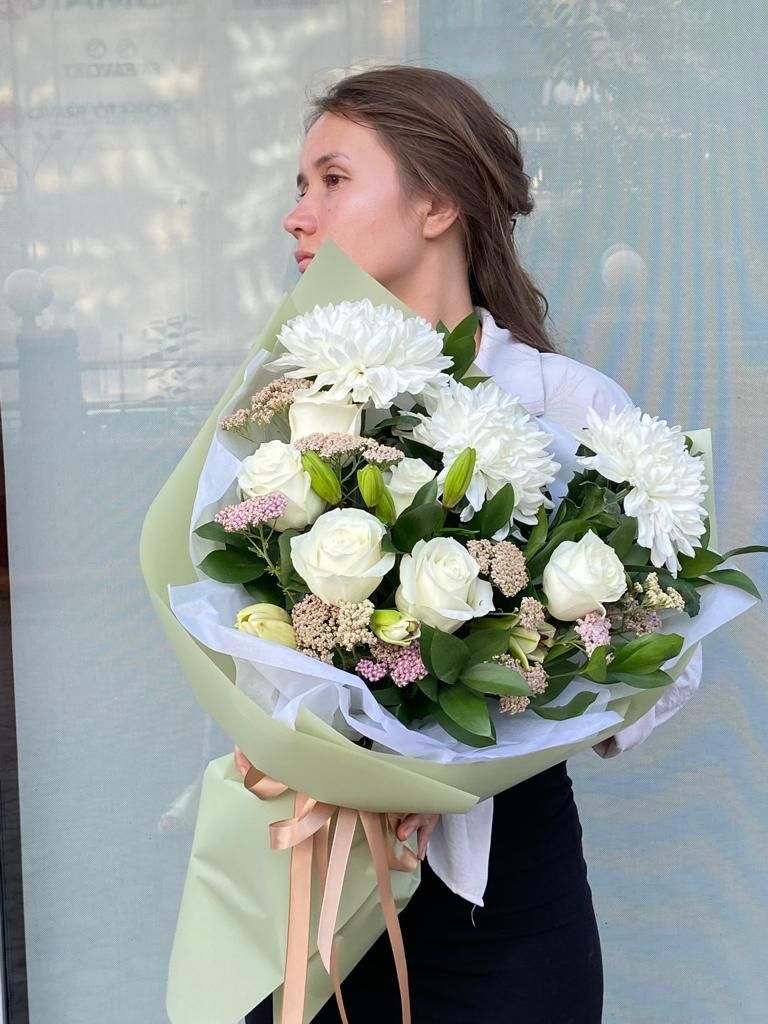 Букет "Энергия мира" из хризантем, роз и лилий