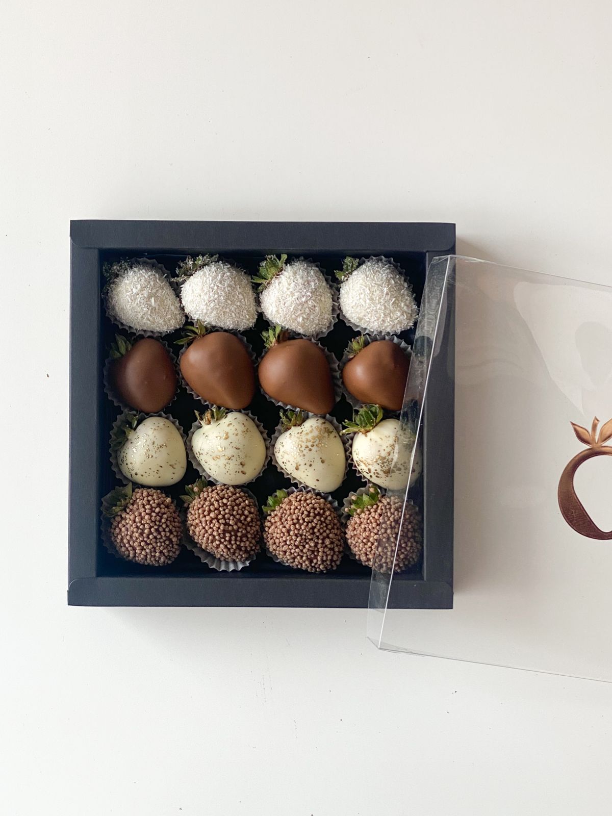 Клубничный бокс "Black Panther" клубника в белом и молочном шоколаде