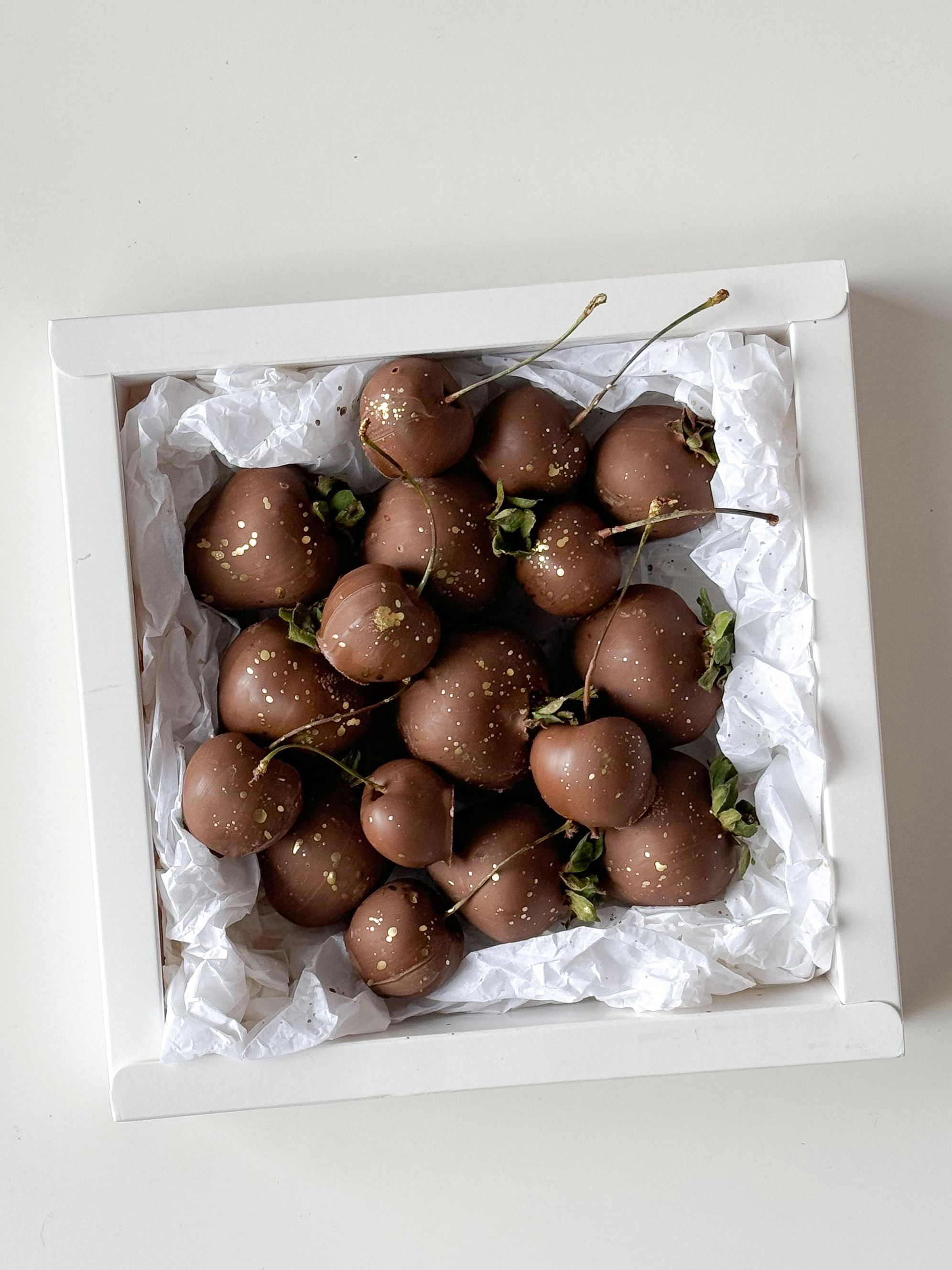 Фруктовый бокс "Dark diamond " клубника и вишня в шоколаде