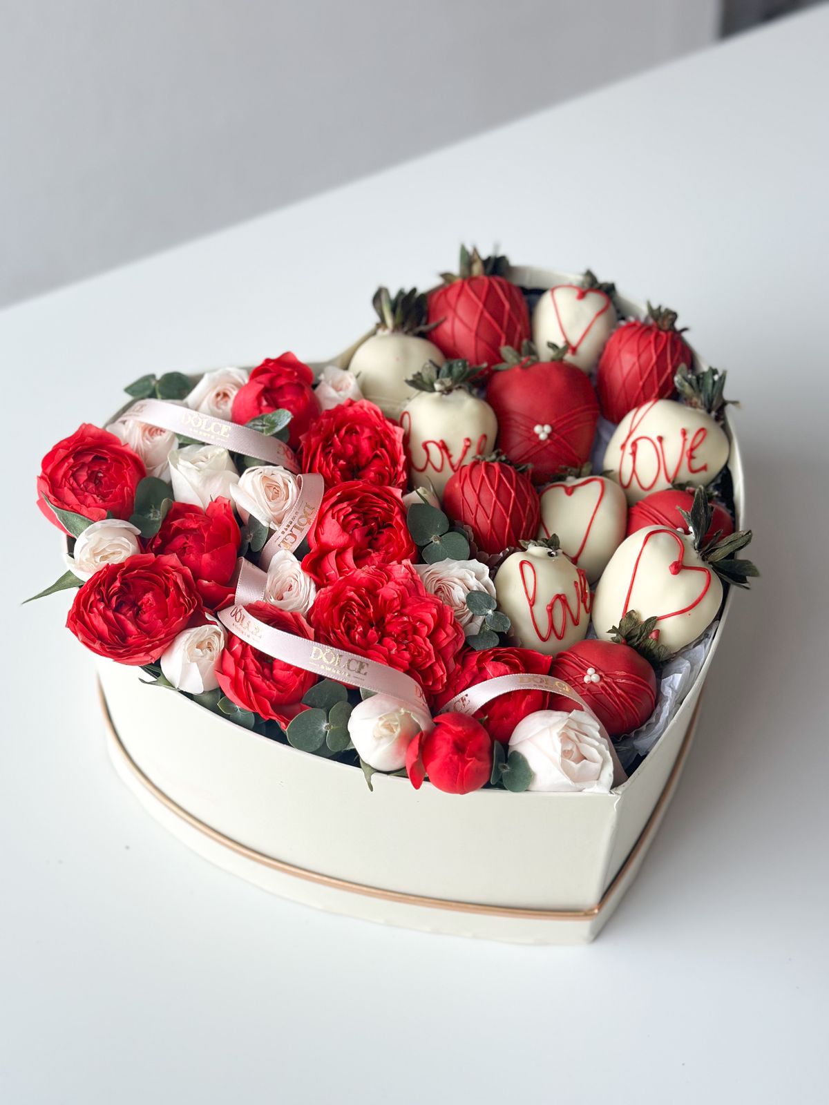 Клубничный бокс с цветами "Red Queen"