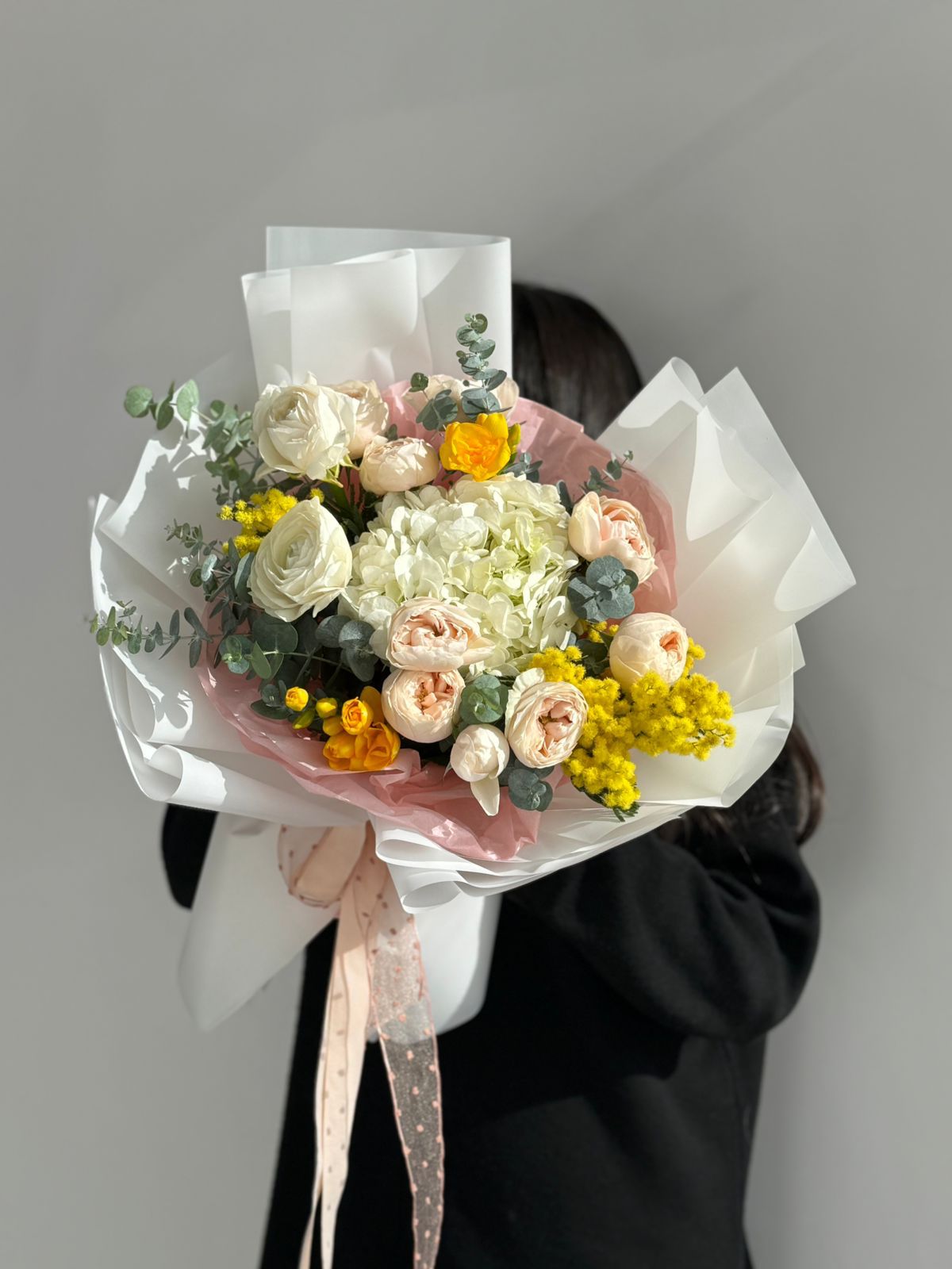 Букет "Sana" из гортензии, роз, мимозы, фрезии и ранункулюса