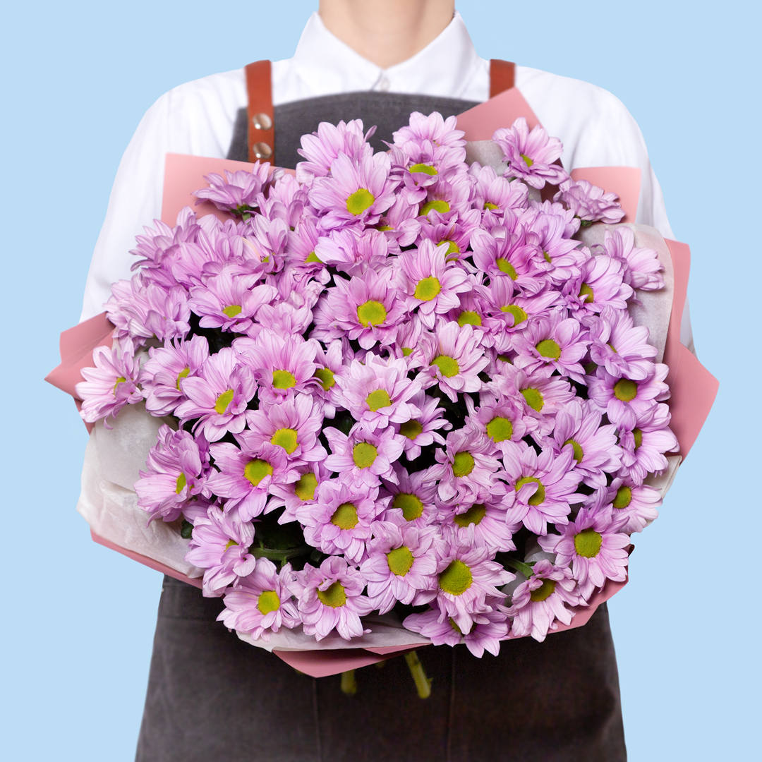 Букет из 11 розовых ромашковидных кустовых хризантем