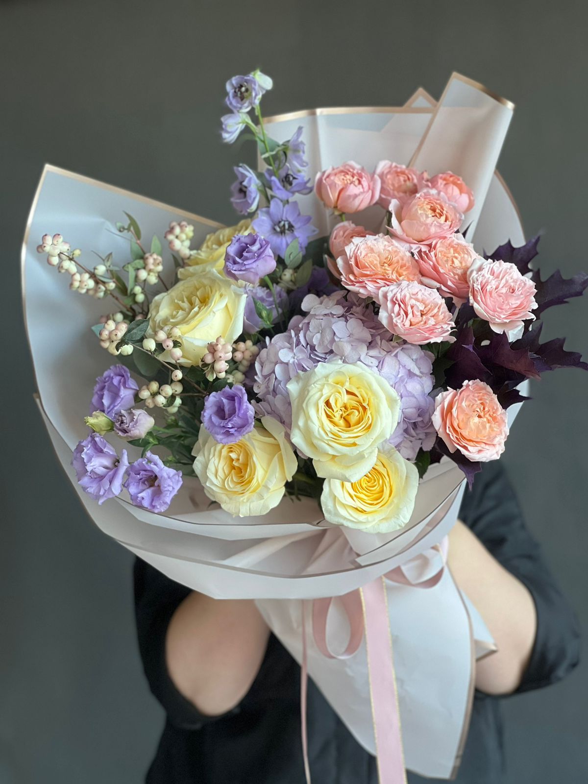 Композиция "Lexia" из лизиантусов, гортензий и роз в осеннем оформлении