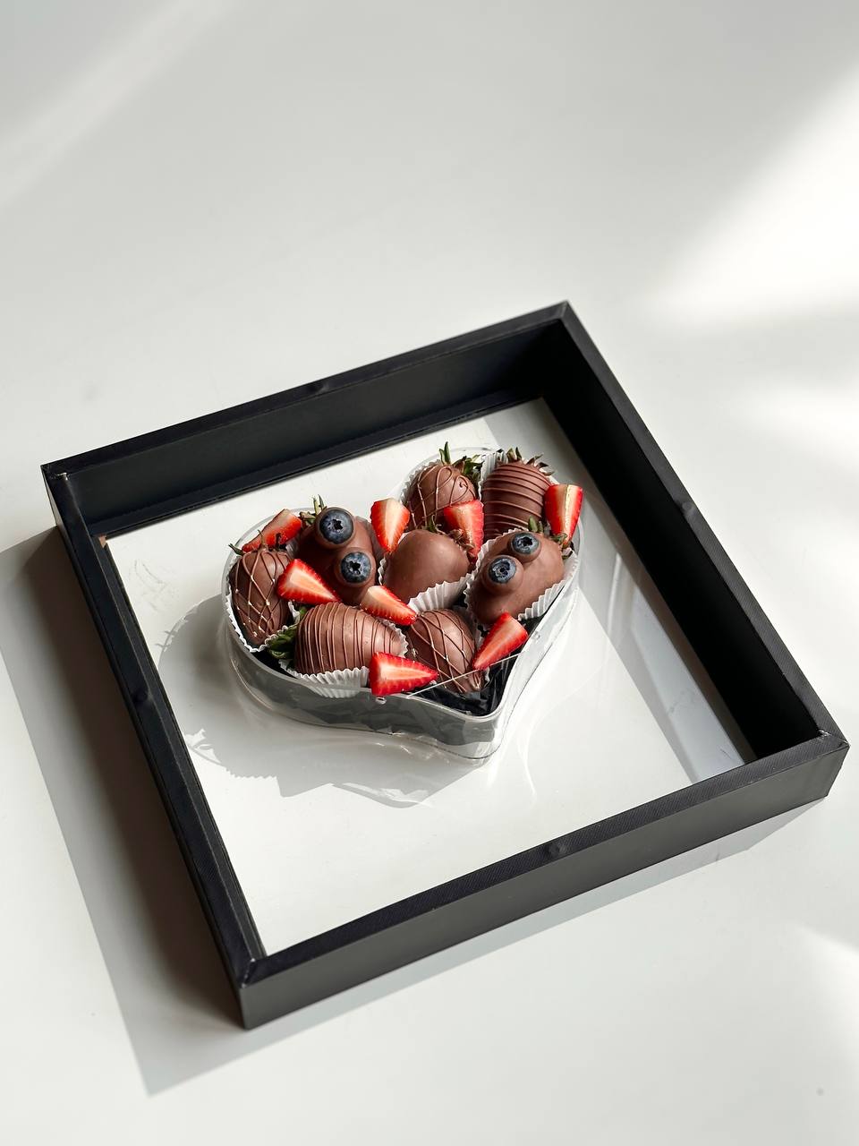 Клубничный бокс "Счастливый" S клубника в итальянском шоколаде с декором из свежей клубники и голубики в коробке в форме сердца. 
