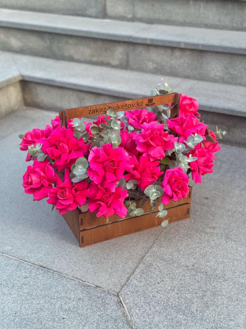 Композиция "Розовая романтика" из роз в деревянном ящике