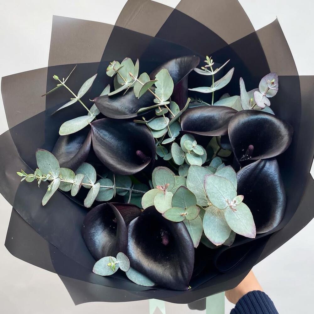 Букет "Гаятри" из калл и эвкалипта