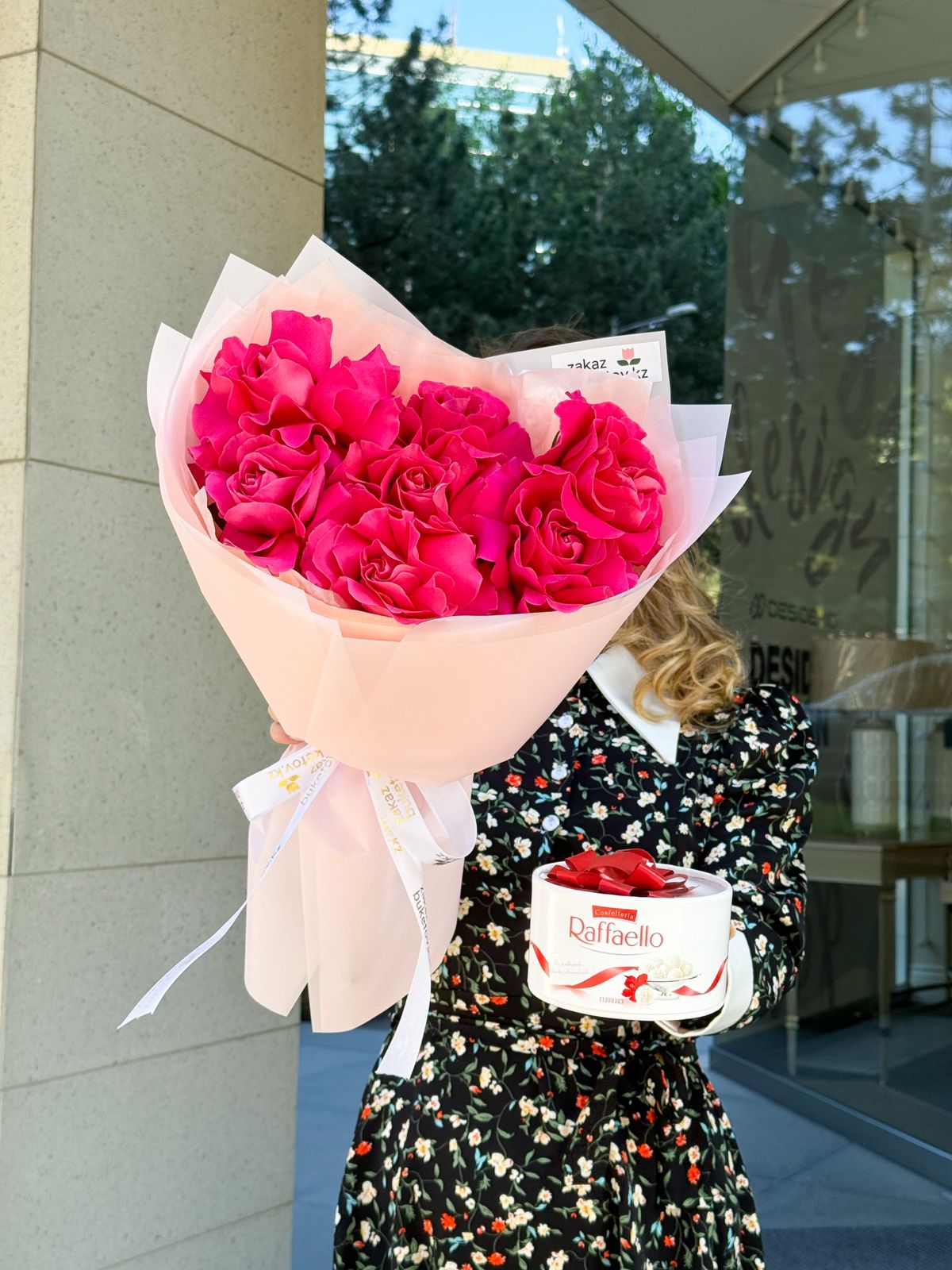 Сет "Сладкий Май" букет роз и  Raffaello