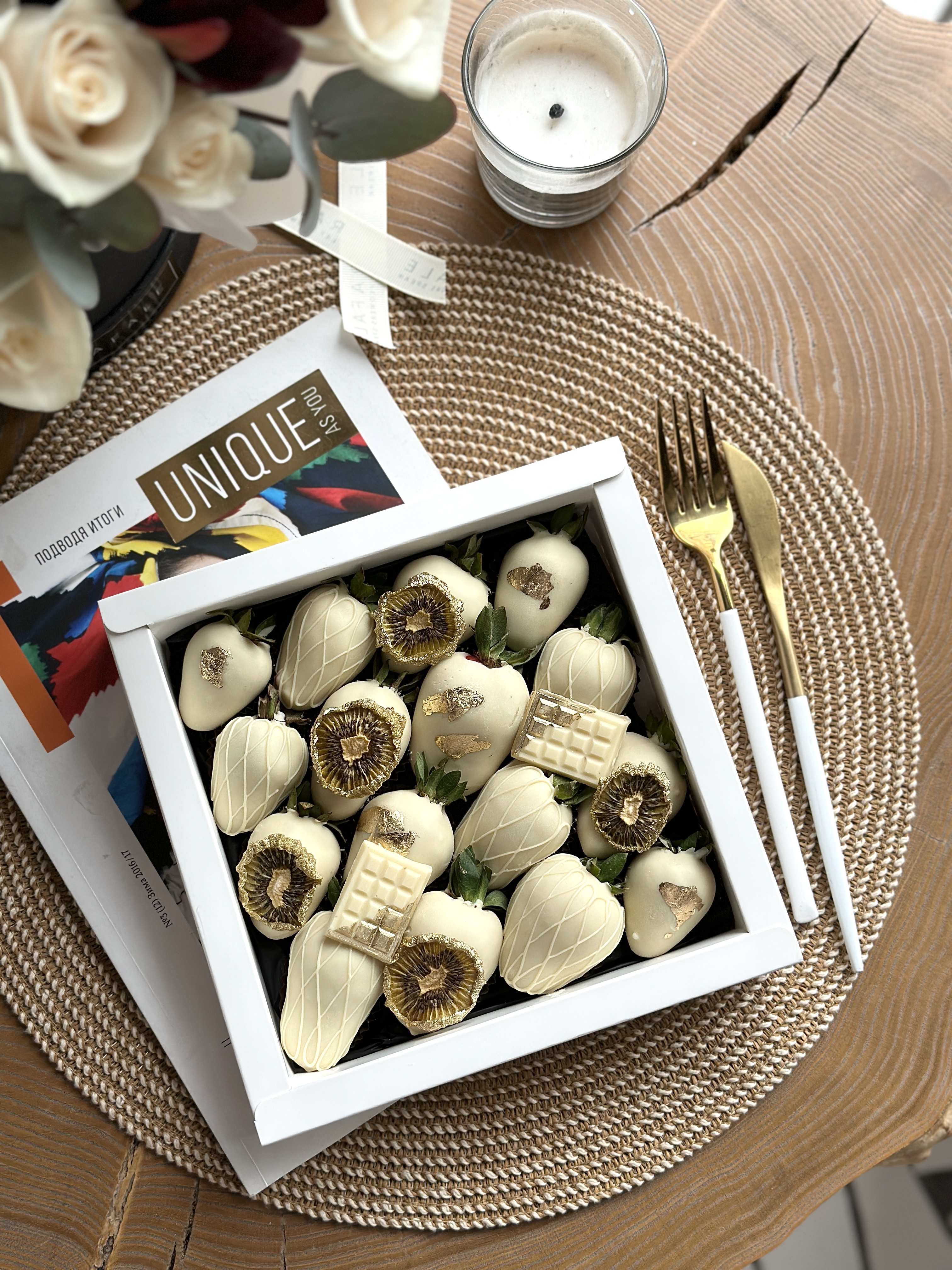 Клубничный бокс "Киви" клубника в белом шоколаде с шоколадными плиточками и декором из киви