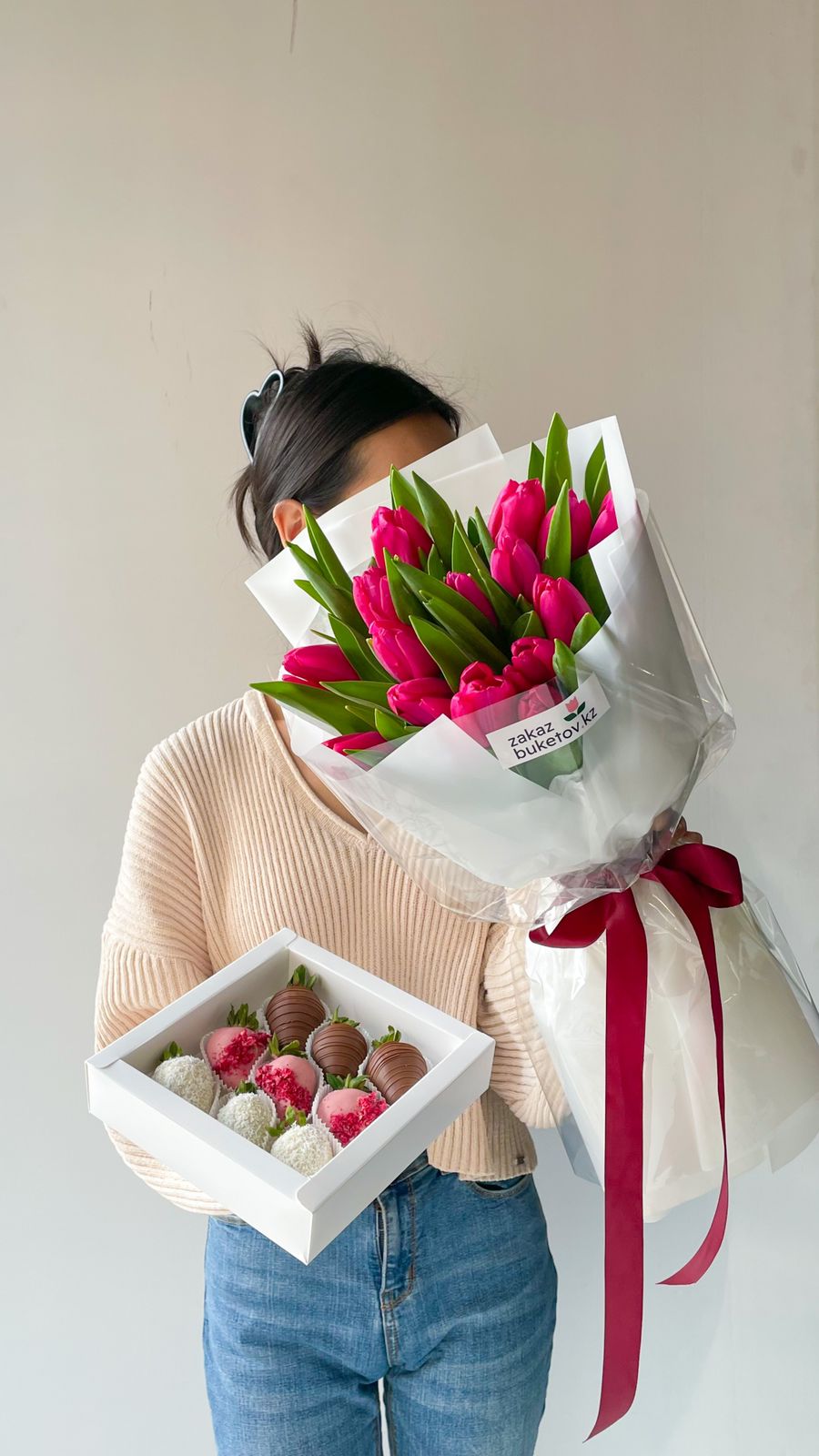 Сет "Прелесть весны" букет тюльпанов и коробка клубники в шоколаде