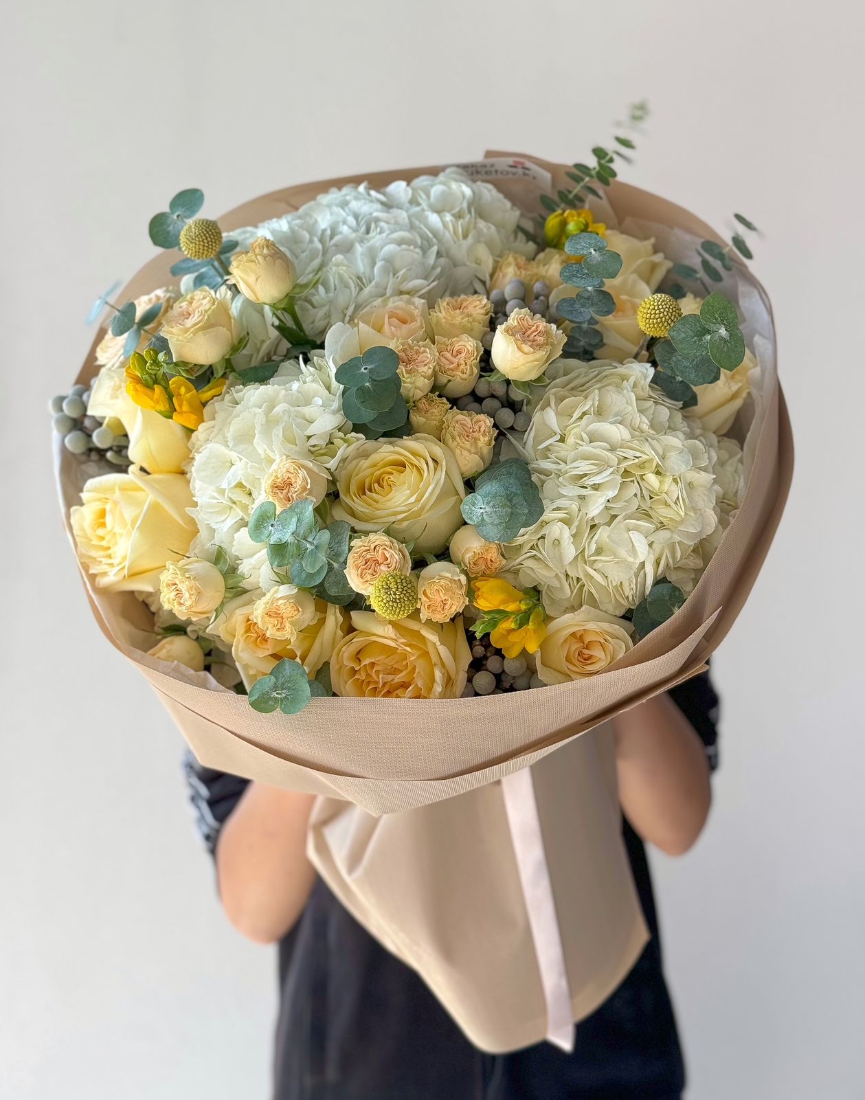 Букет "Флёр" из гортензий, фрезий и роз