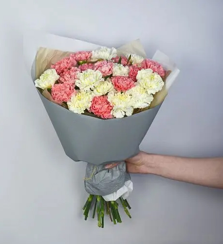 Букет из 35 нежных гвоздик разных цветов