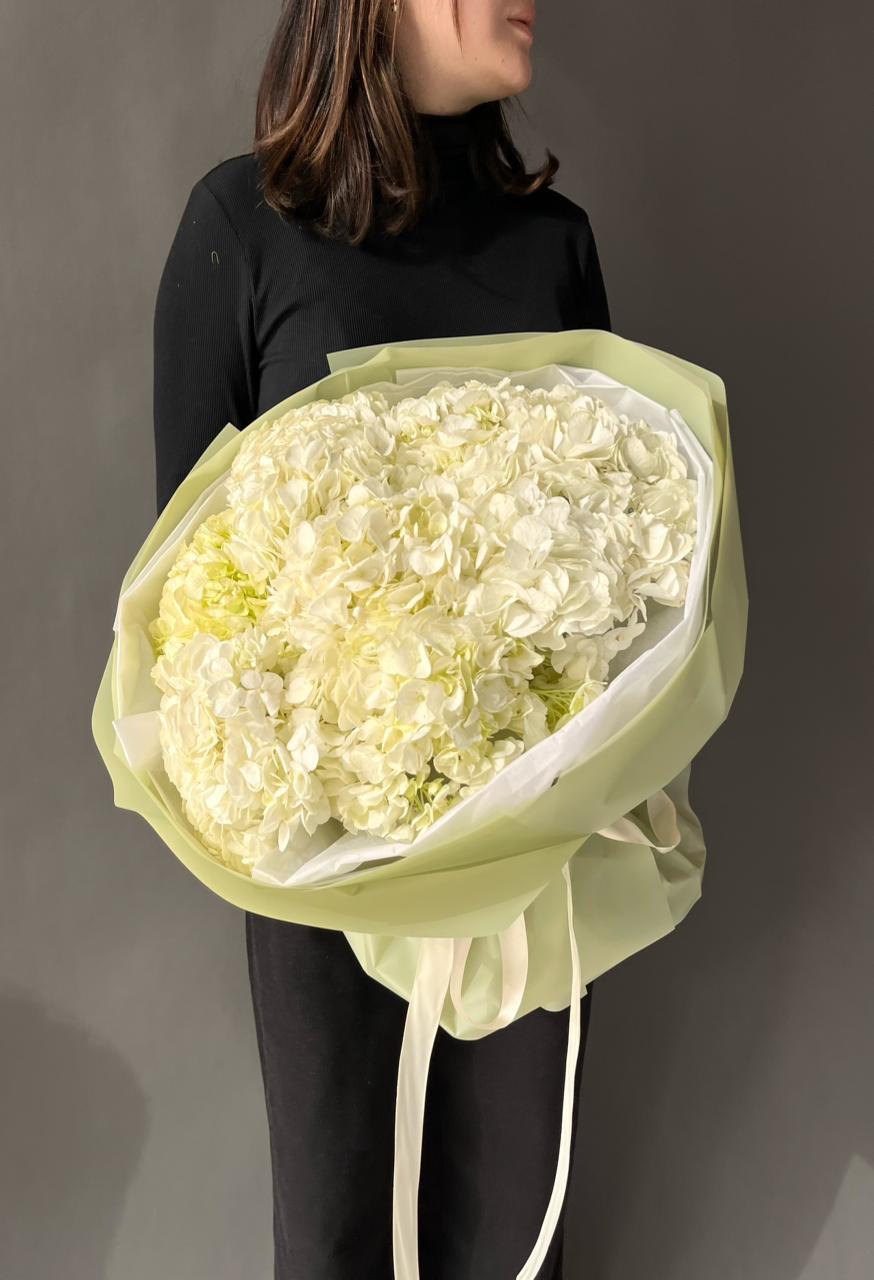 7 белых гортензий