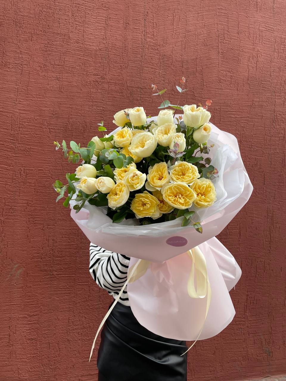 Букет "Пиони роуз S" букет из пионовидных спрей и голландских роз