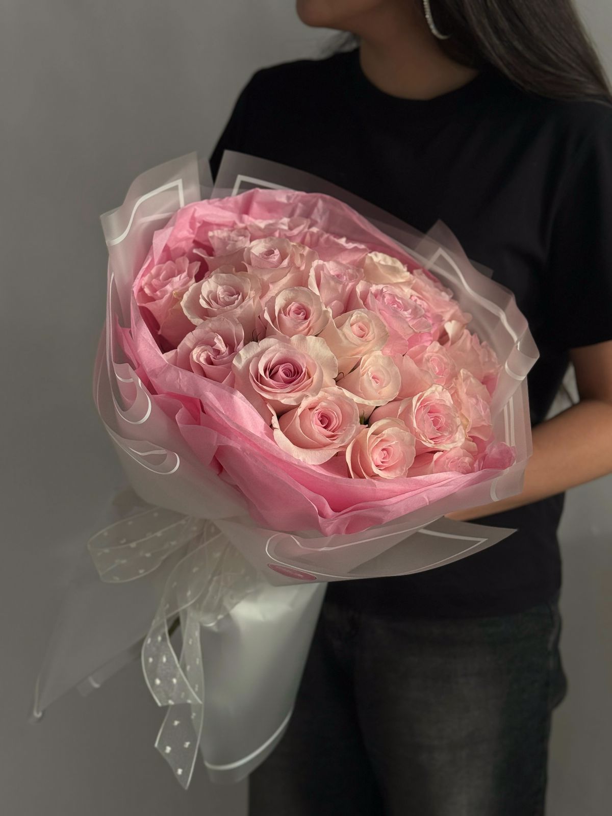 25 нежно розовых роз в матовом оформлении