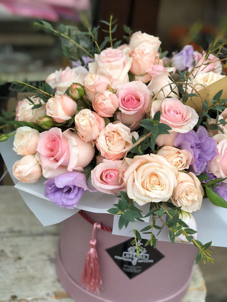 Композиция в коробке "Меренга" из роз, лизиантусов и эвкалипта