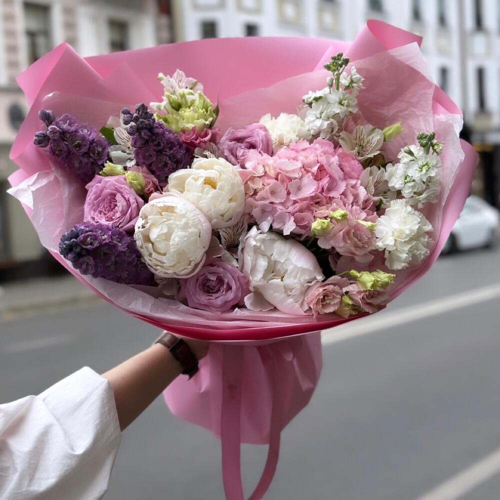 Букет "Luinta" с альстромерией, гортензией, дельфиниумом, маттиолой и пионом