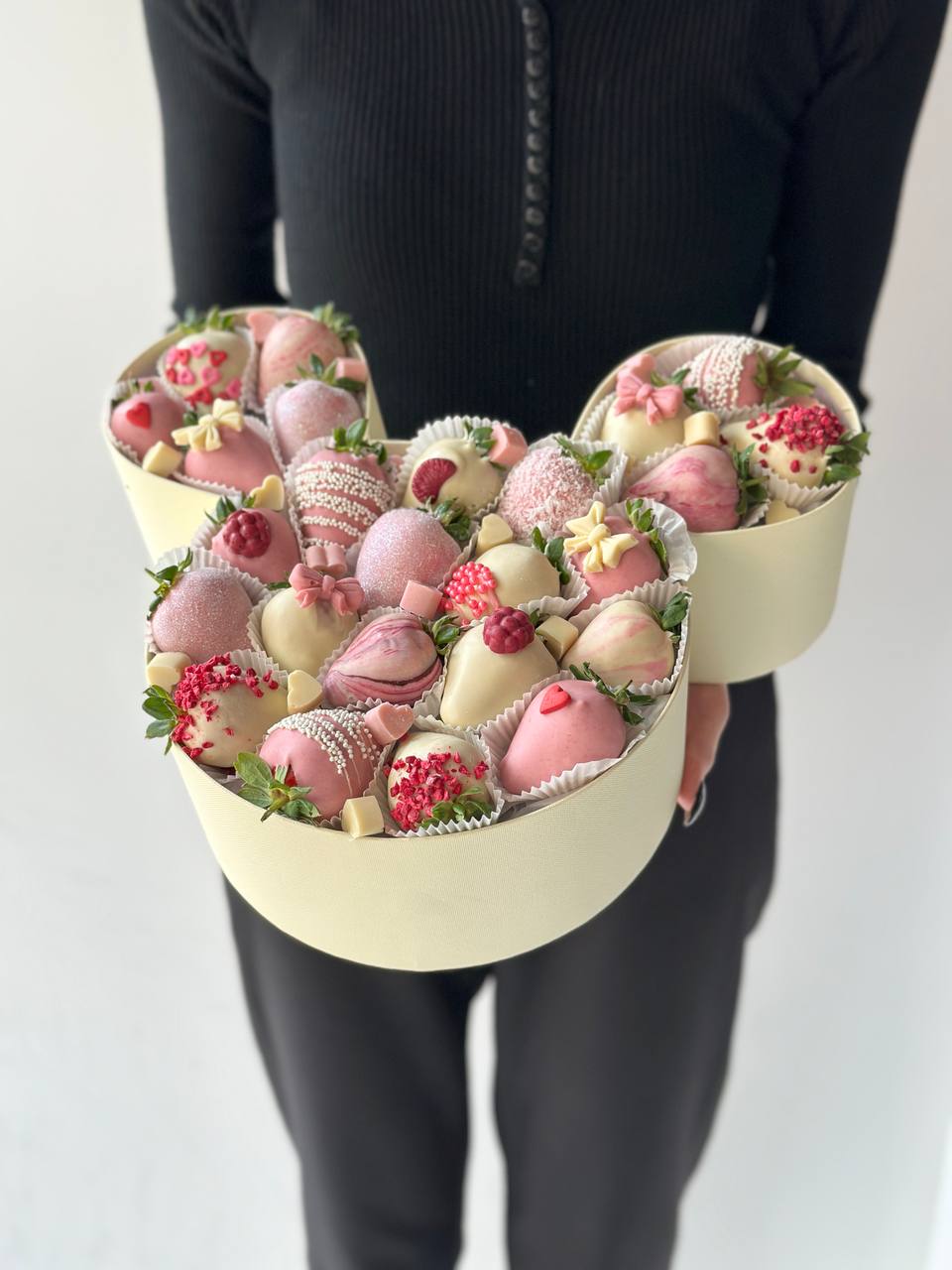 Клубничный бокс "Микки" клубника в итальянском шоколаде в оригинальной коробке.