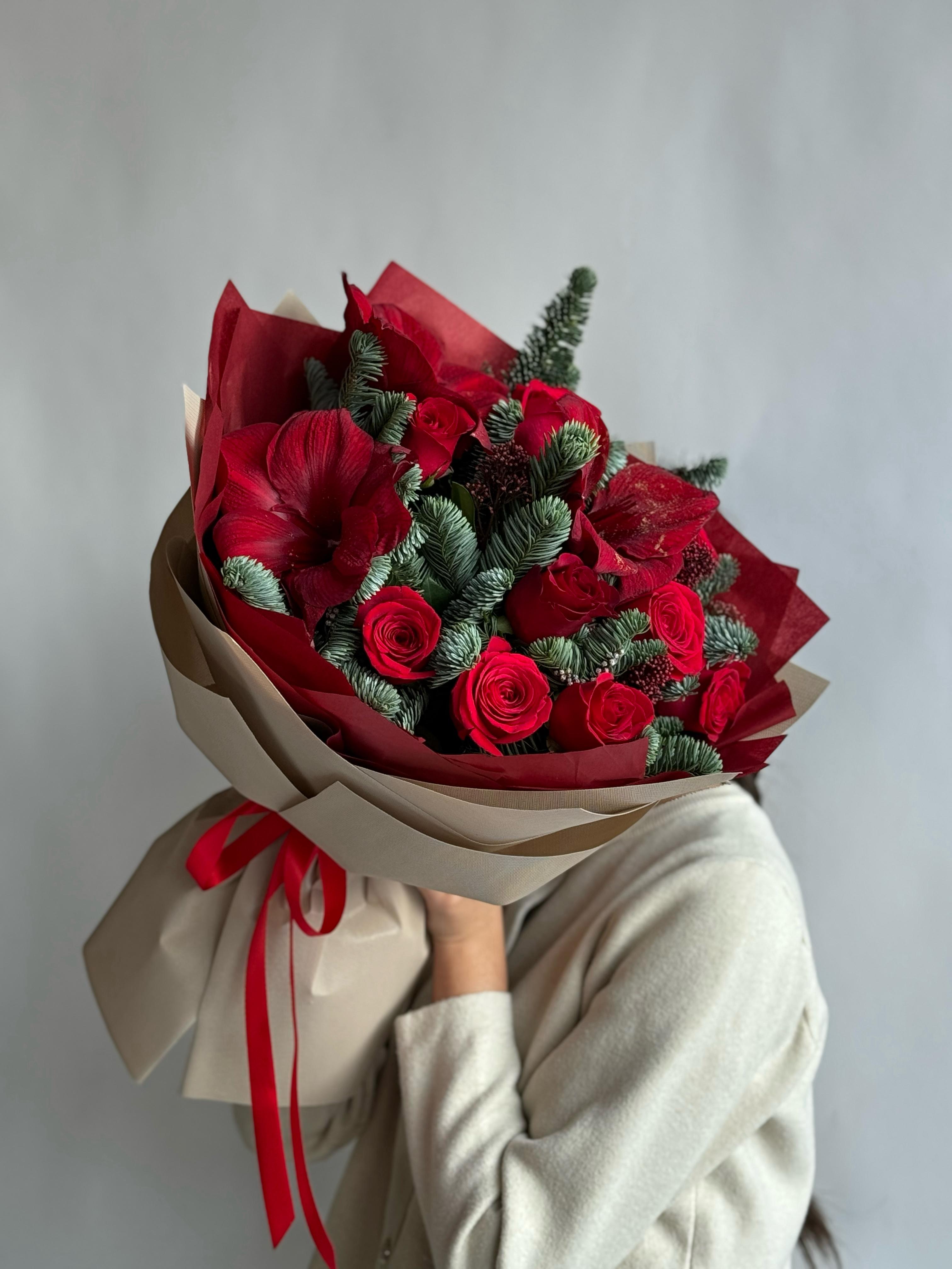 Композиция "Winter love" из нобилиса, роз и амариллиса