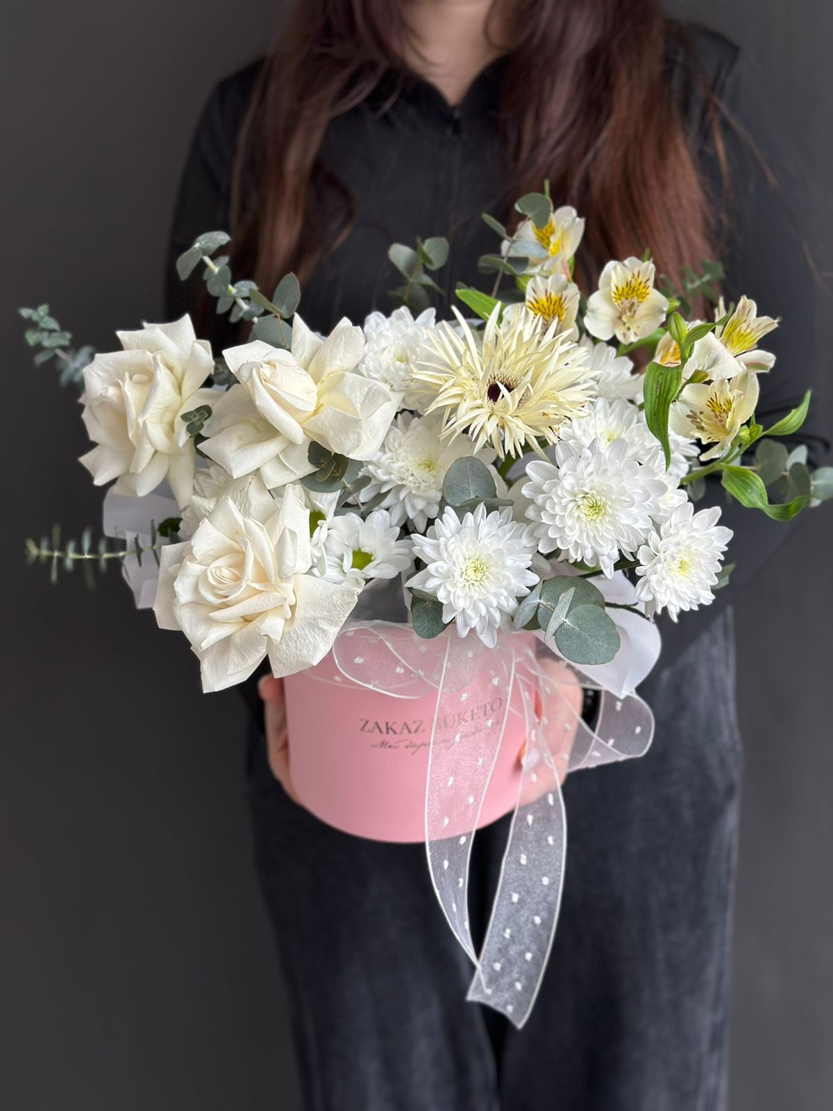 Композиция "Cyanara" из роз, хризантем, альстромерий и хризантем