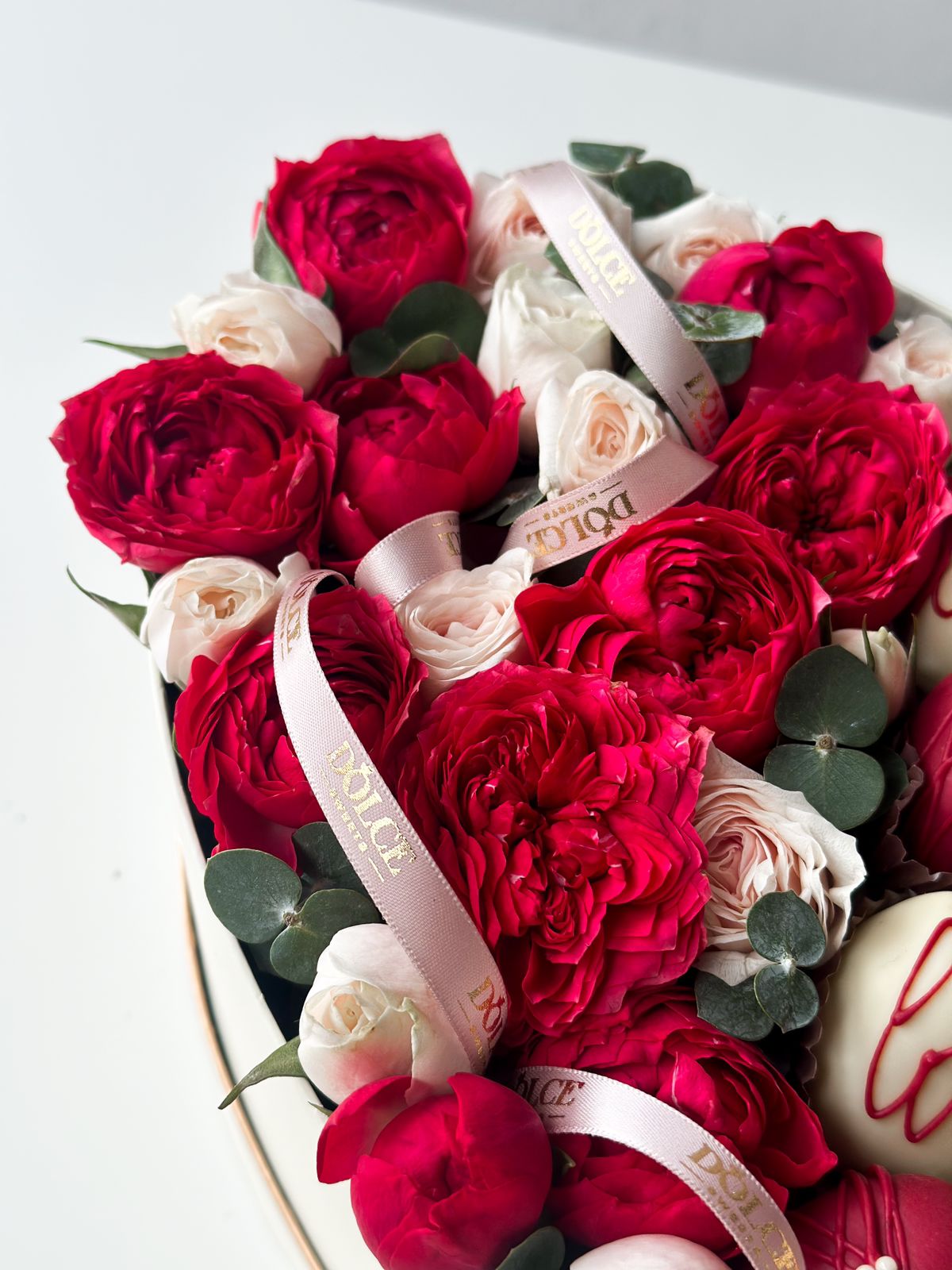 Клубничный бокс с цветами "Red Queen"