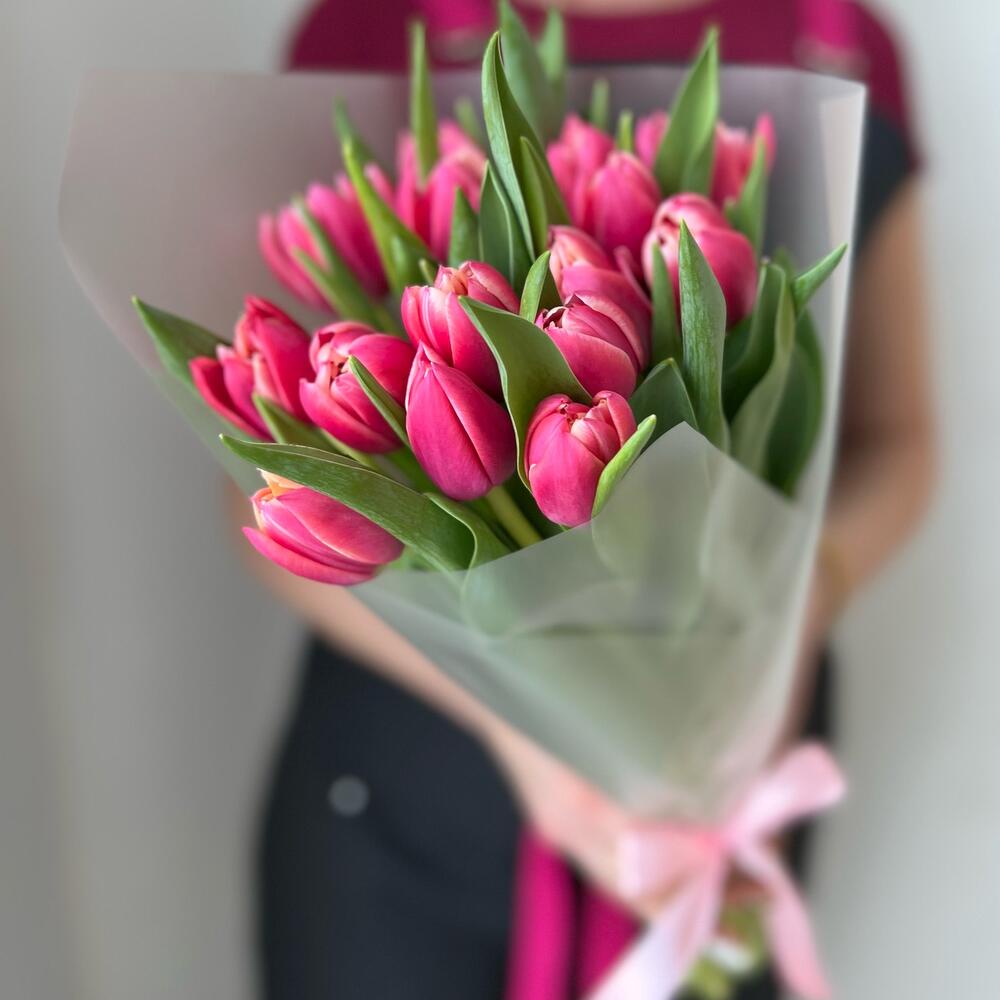 15 пионовидных розовых тюльпанов