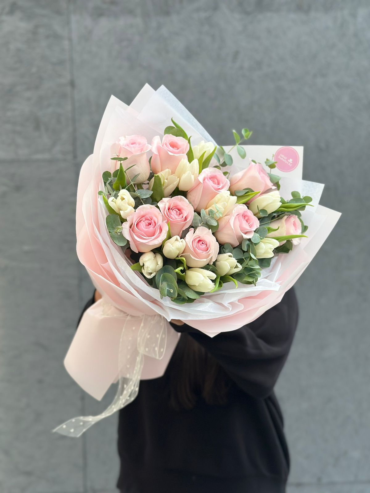 Букет "Струны весны" M  из тюльпанов и роз