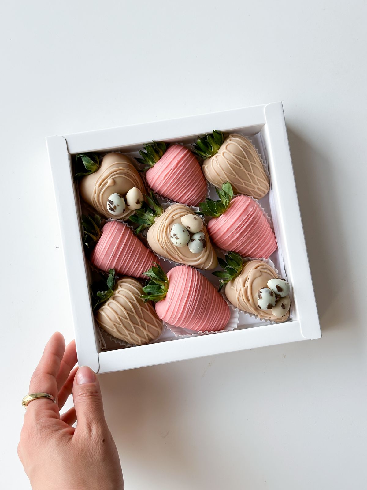 Клубничный бокс "К Пасхе" клубника в шоколаде с праздничным дизайном