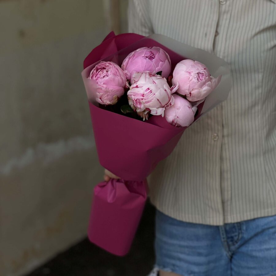 5 розовых пионов в оформлении