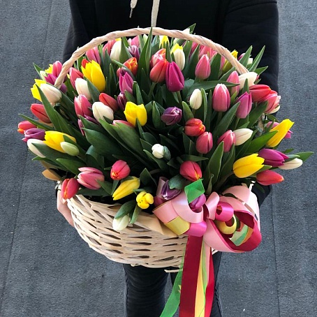101 тюльпан микс в корзине