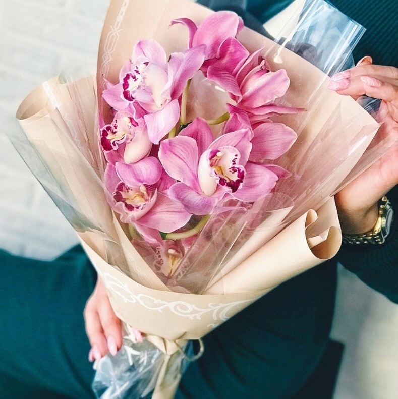 Букет из 7 розовых орхидей 