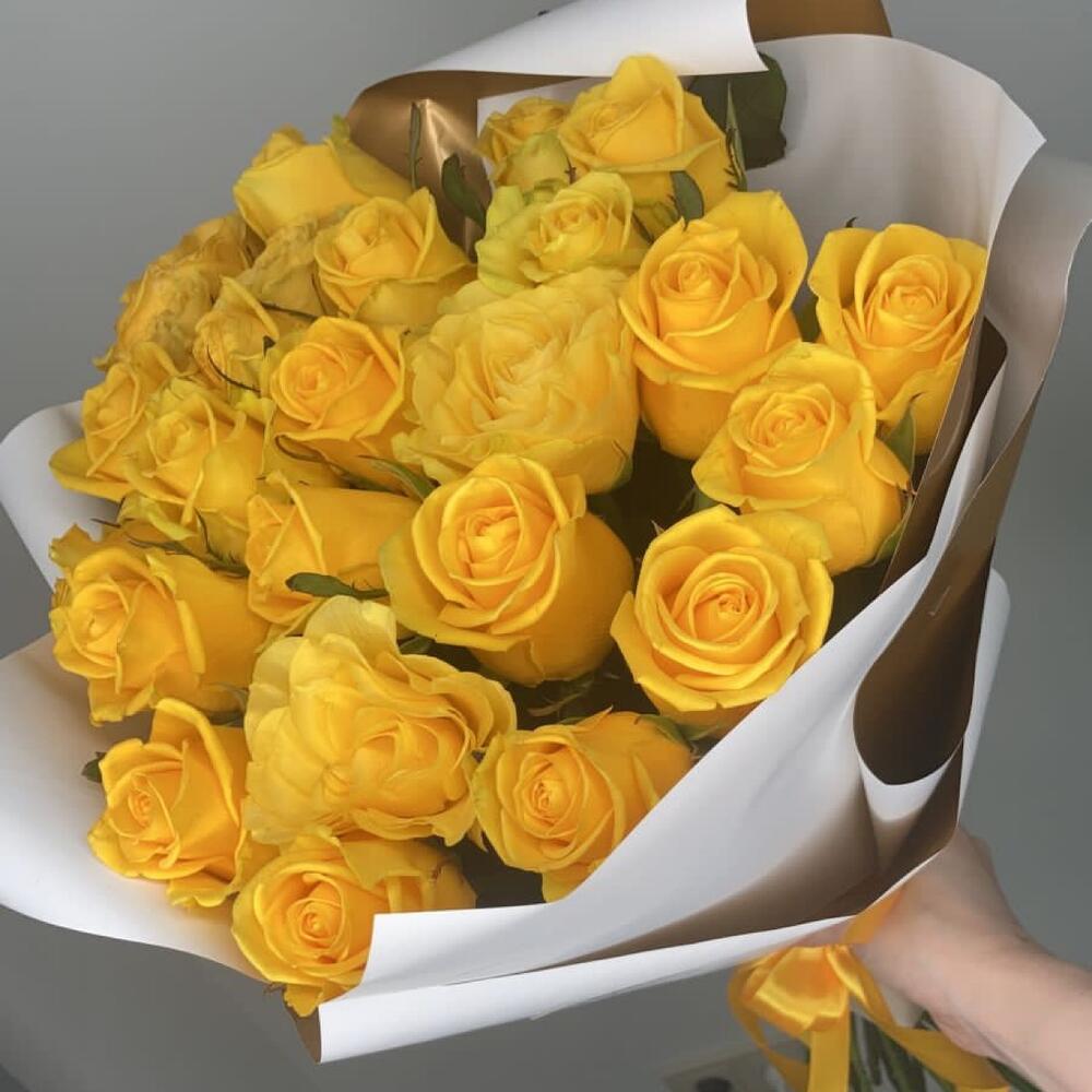 25 желтых роз в оформлении