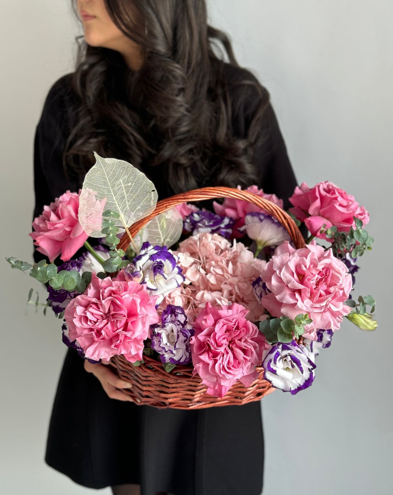 Композиция "Rui" из лизиантсов и роз в корзине