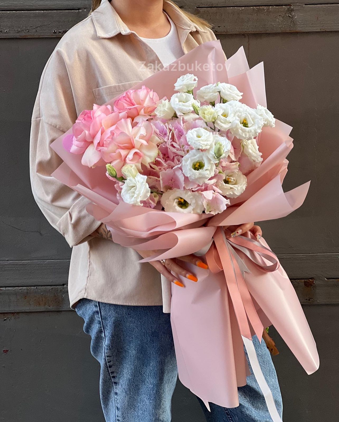 Букет "Семнадцать 1.0" с голландской гортензией