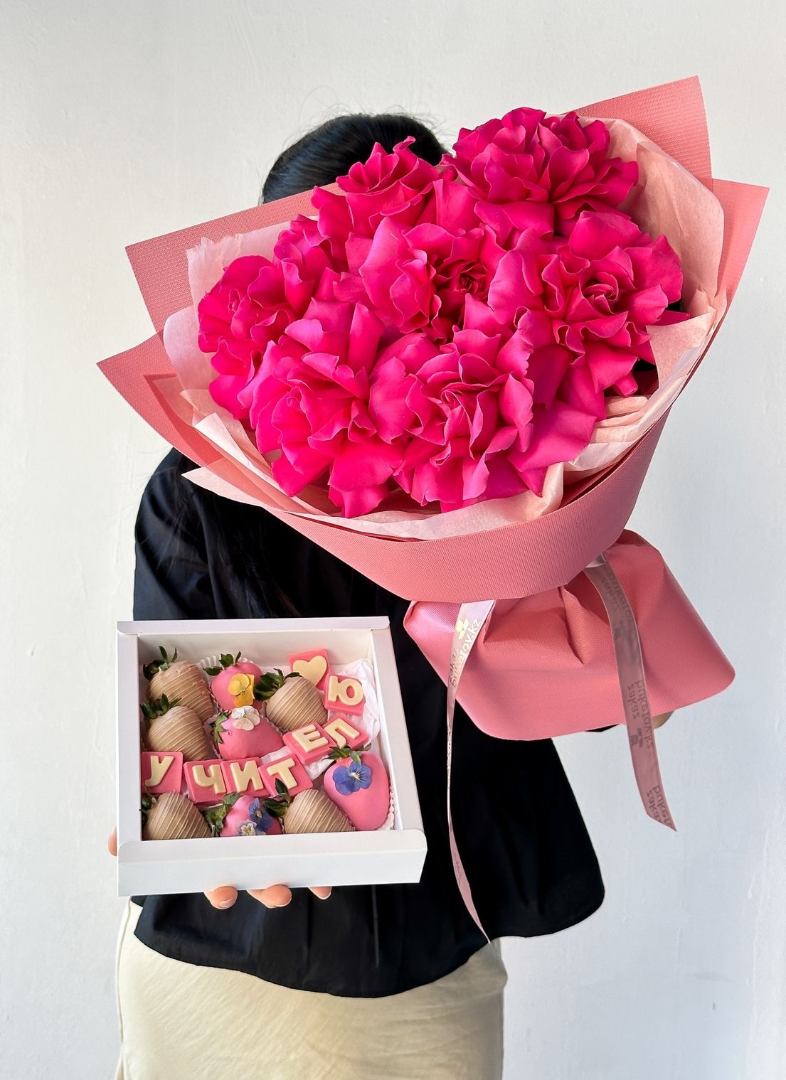 Сет "Фуксия" букет из 7 роз и коробка клубники в шоколаде для учителя