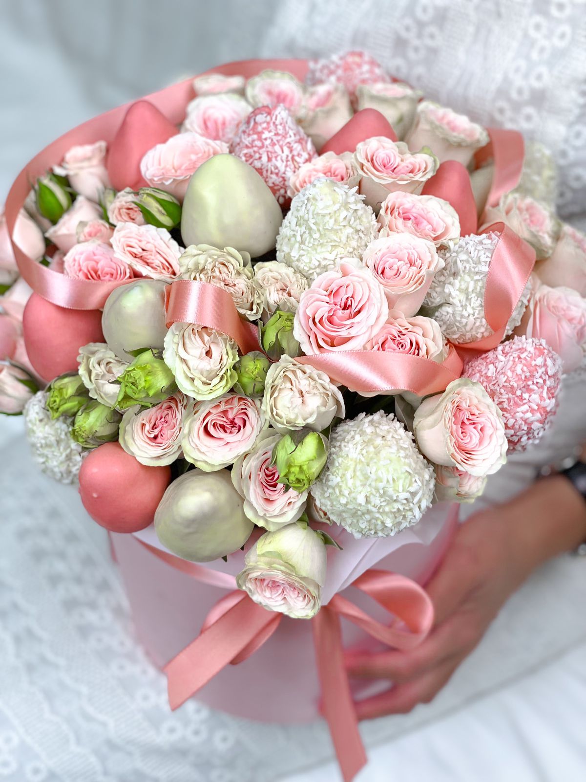 Клубничный бокс с цветами "Энн"