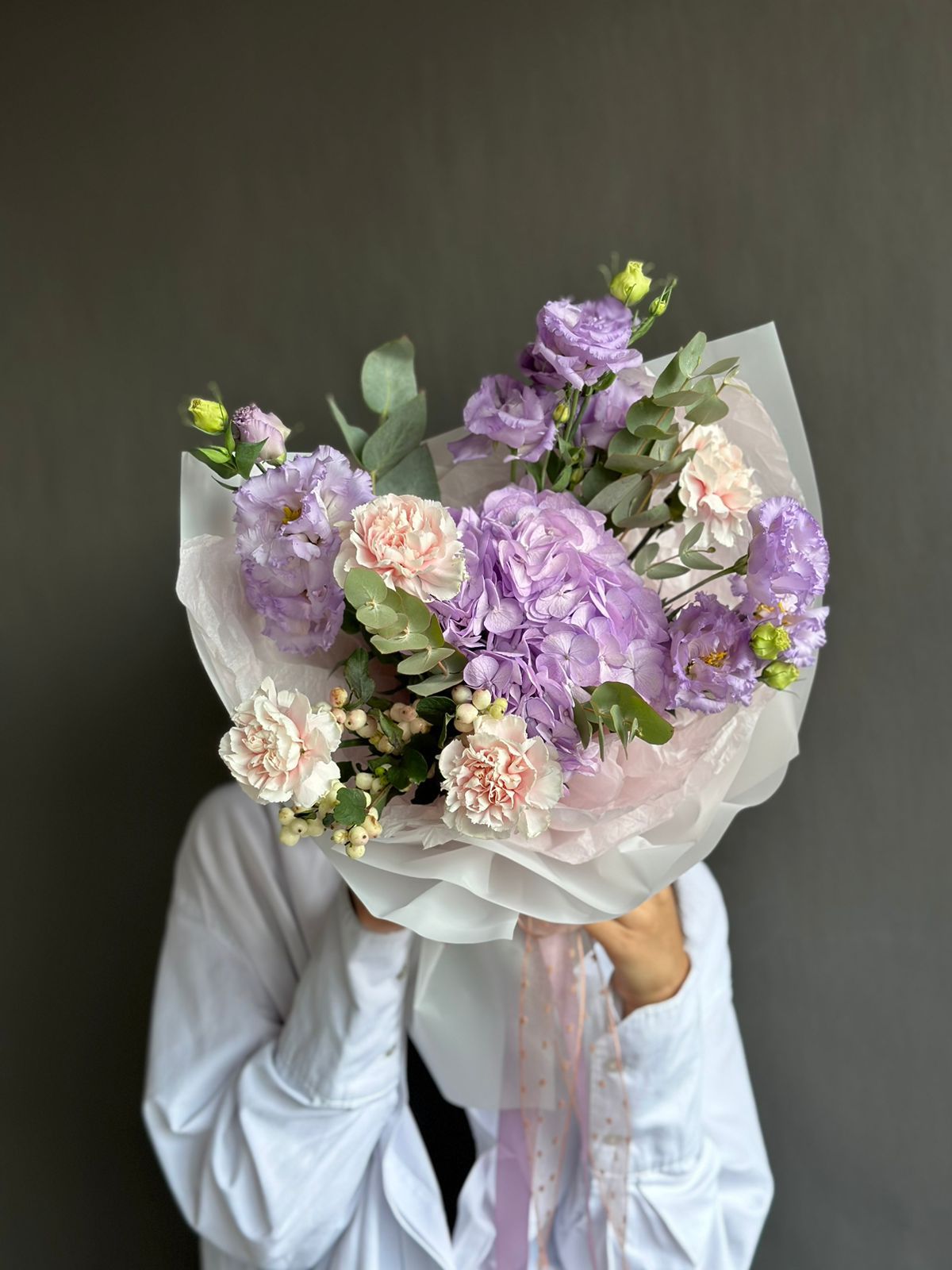 Композиция "Fiona" из гвоздики, гортензии и лизиантуса