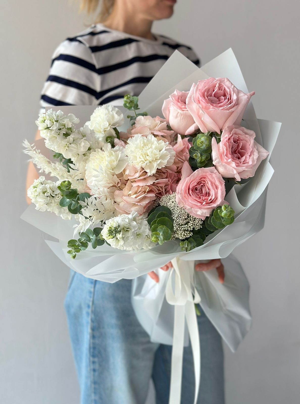 Букет "Нежный восторг"  из гортензии, гвоздик и роз