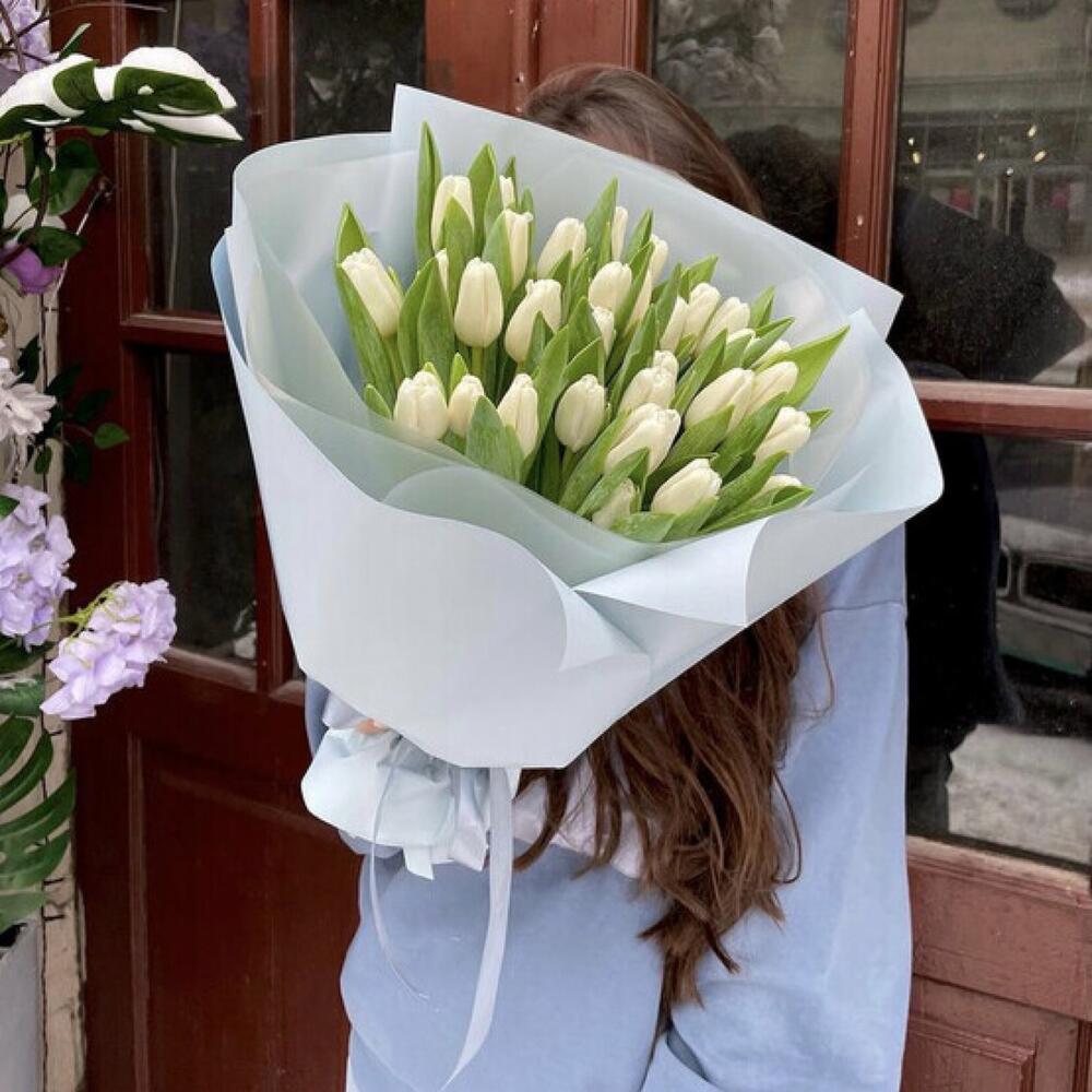 21 белый тюльпан в оформлении