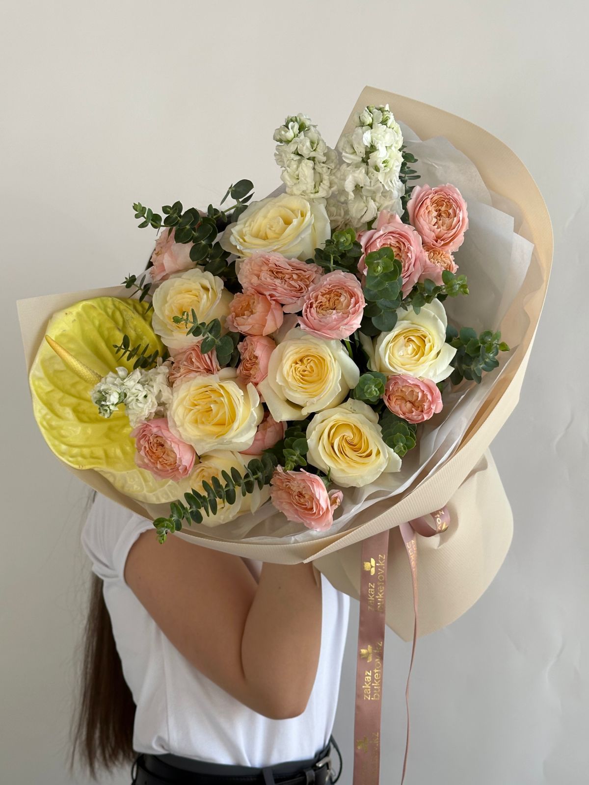 Букет "Радужное настроение" из роз, маттиолы и антуриума