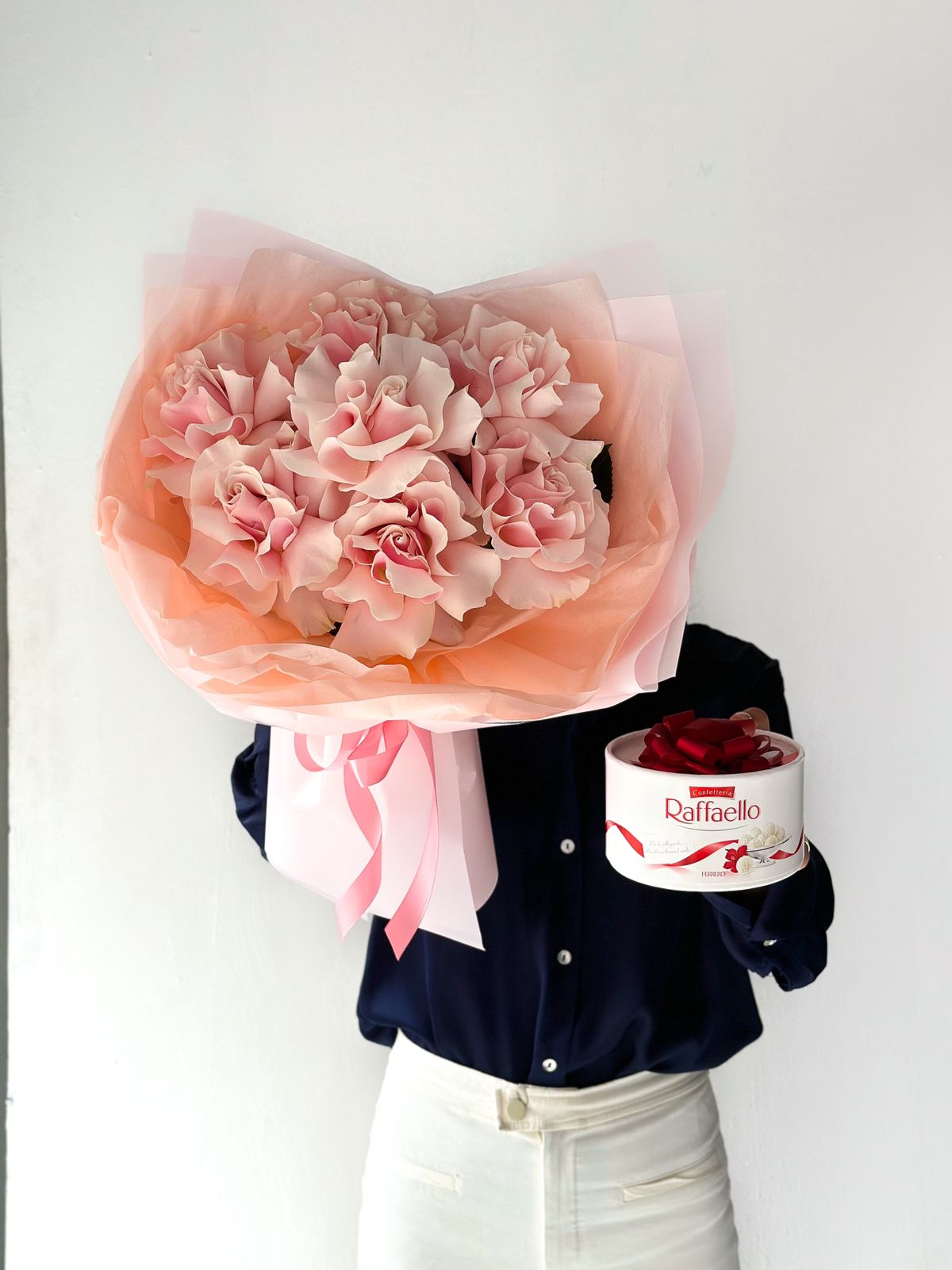 Сет "Райский вкус" букет роз и Raffaello с бантом