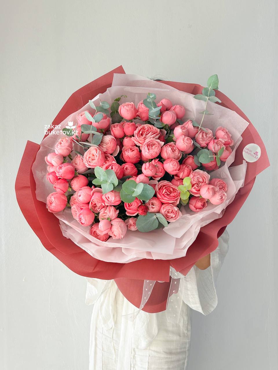 Букет "Пиони роуз" M из пионовидной спрей розы и эвкалипта