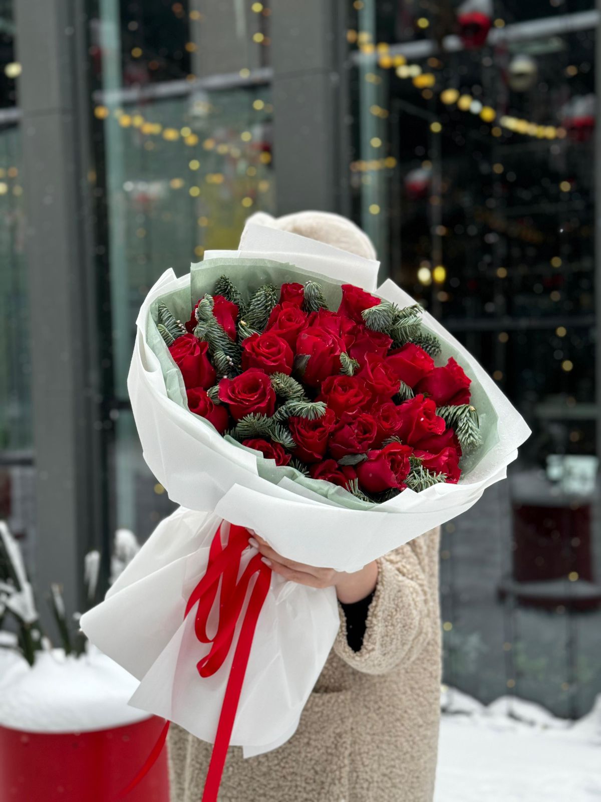 Букет "Frosty Rose" из роз и нобилиса