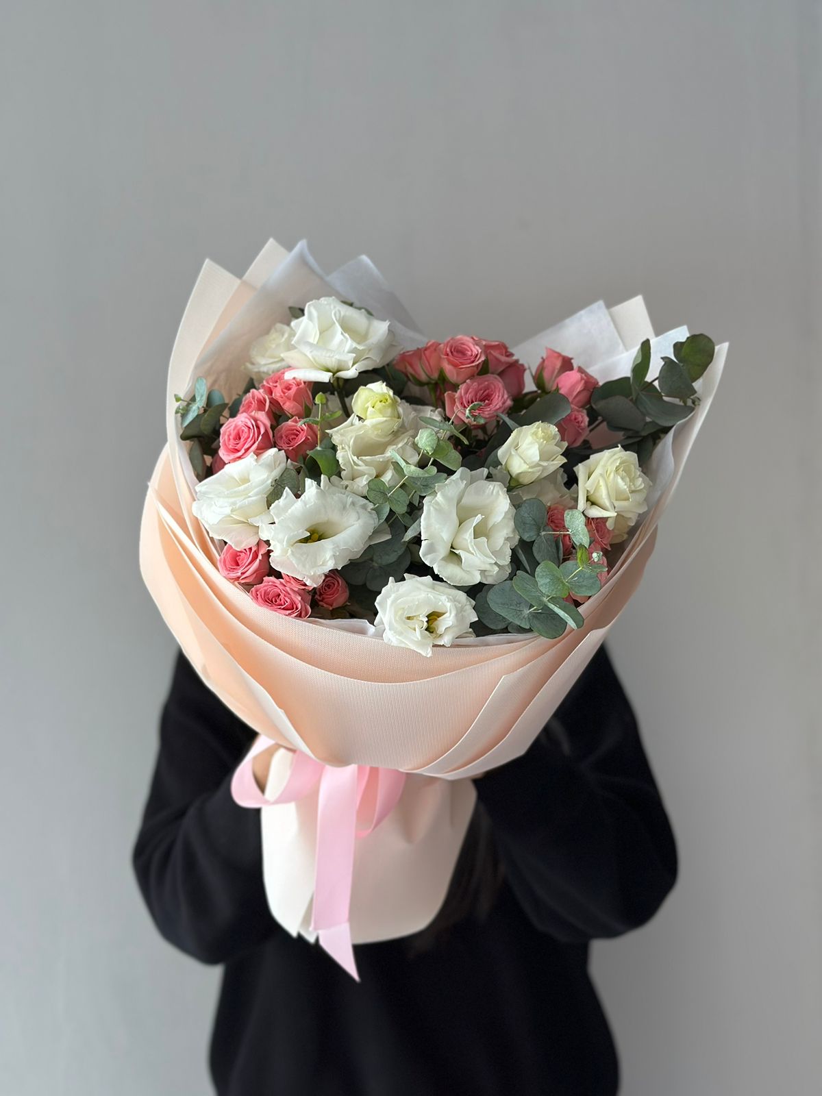 Букет "Greta" из лизиантусов, спрей роз и эвкалипта