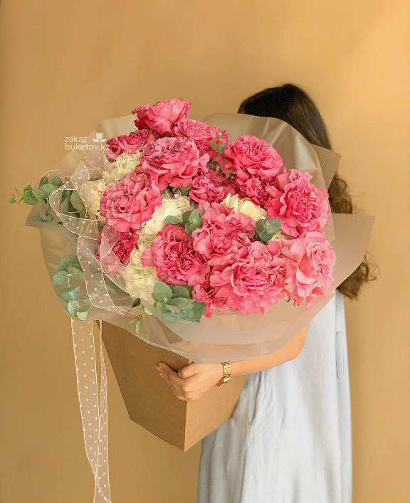 Букет "Розовый бриз"  из гортензий и роз с эвкалиптом