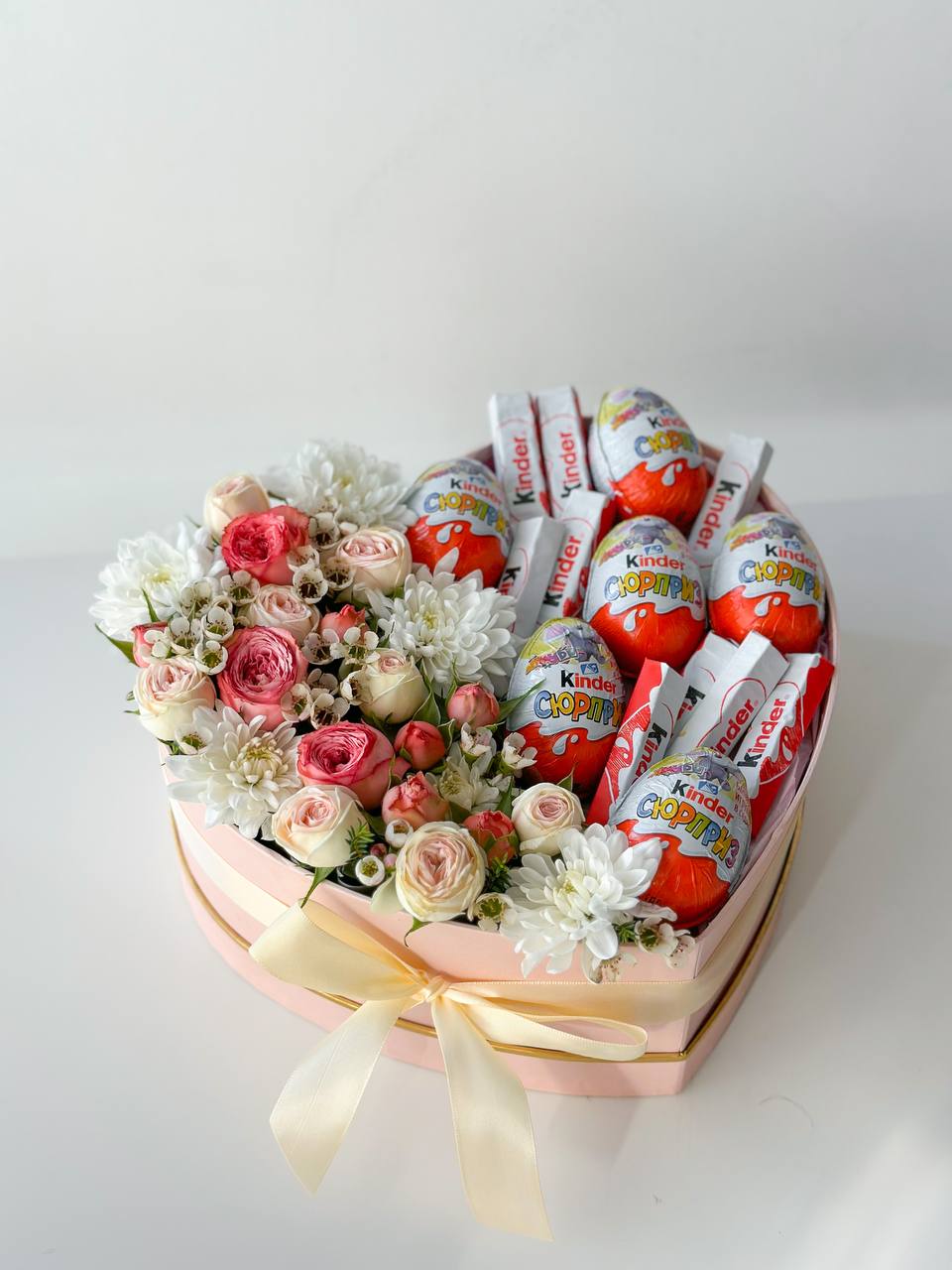 Композиция "Darling" розы и хризантемы со сладостями в коробке в форме сердца