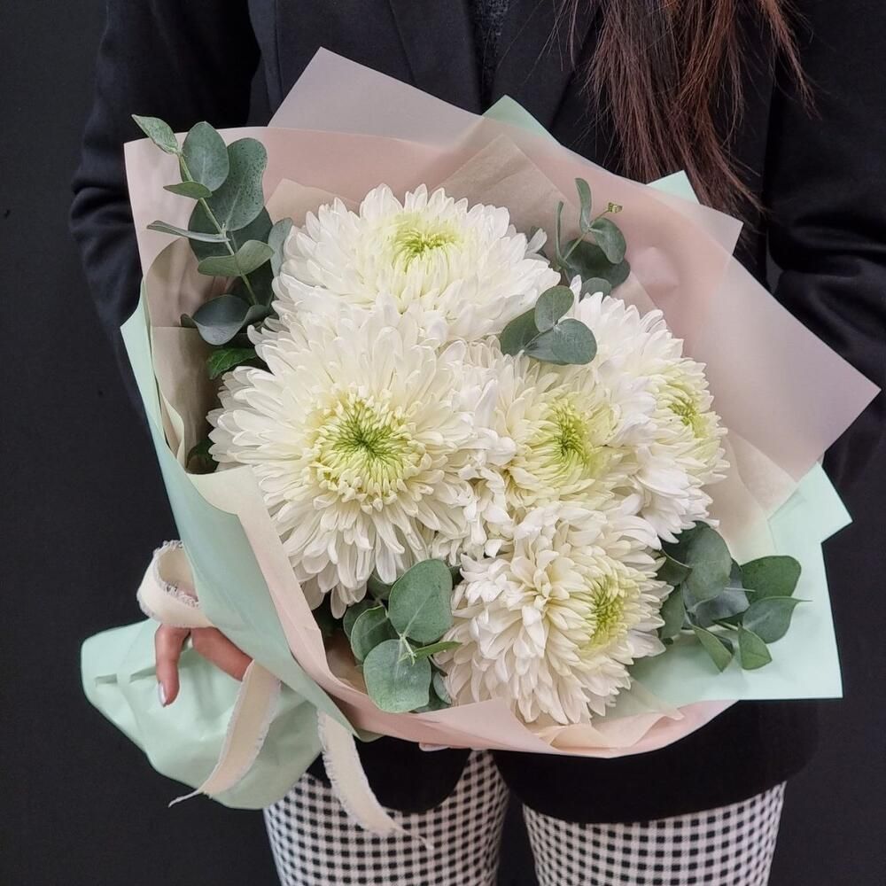 5 белых хризантем с эвкалиптом