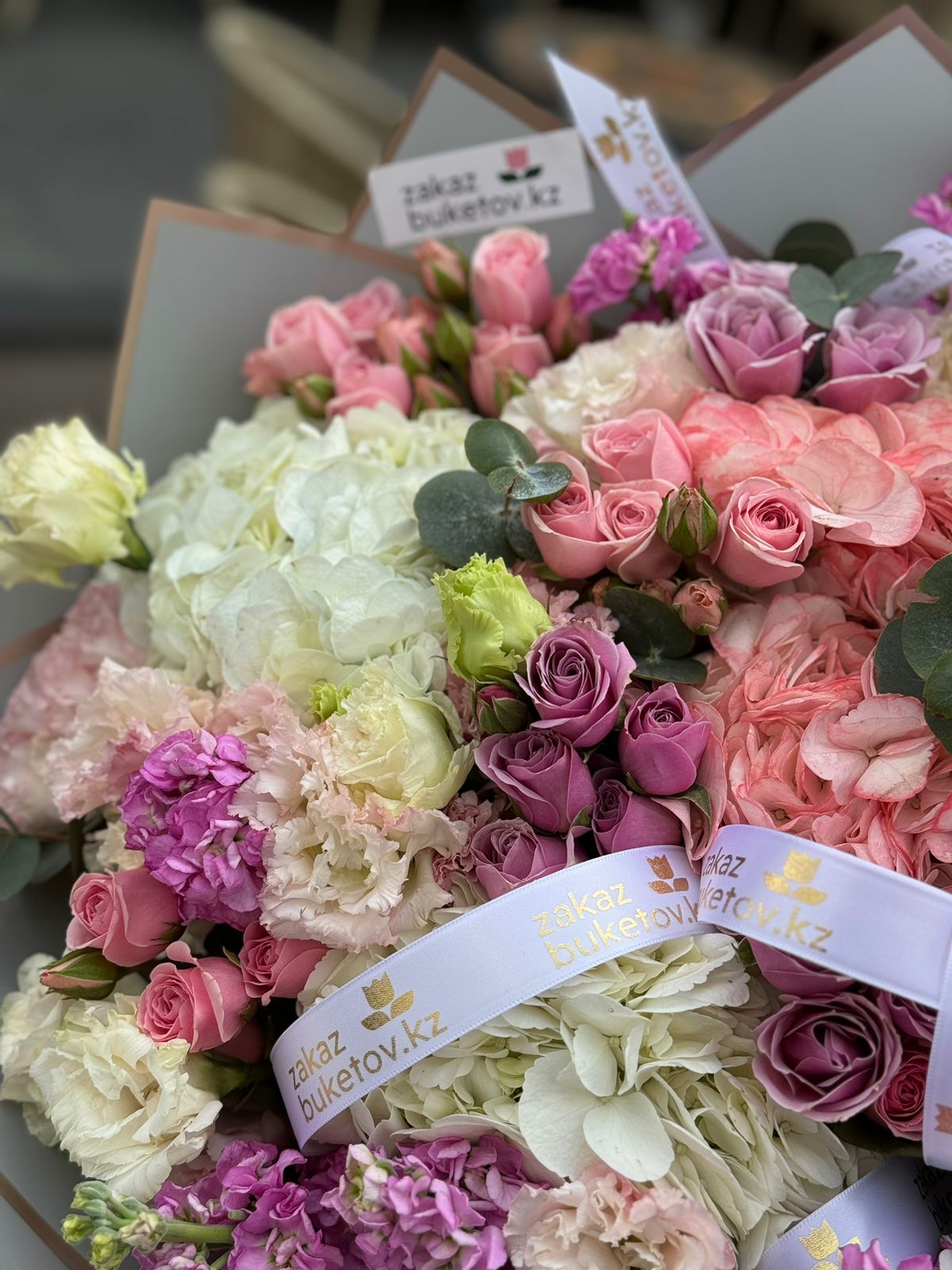 Букет "Сопрано" из гортензий, лизиантусов, маттиолы и спрей роз