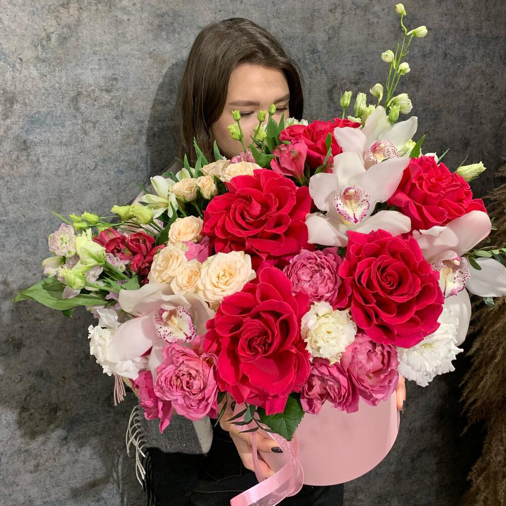 Композиция "Гавайские каникулы" с альстромерией, дельфиниумом, орхидеей и розами