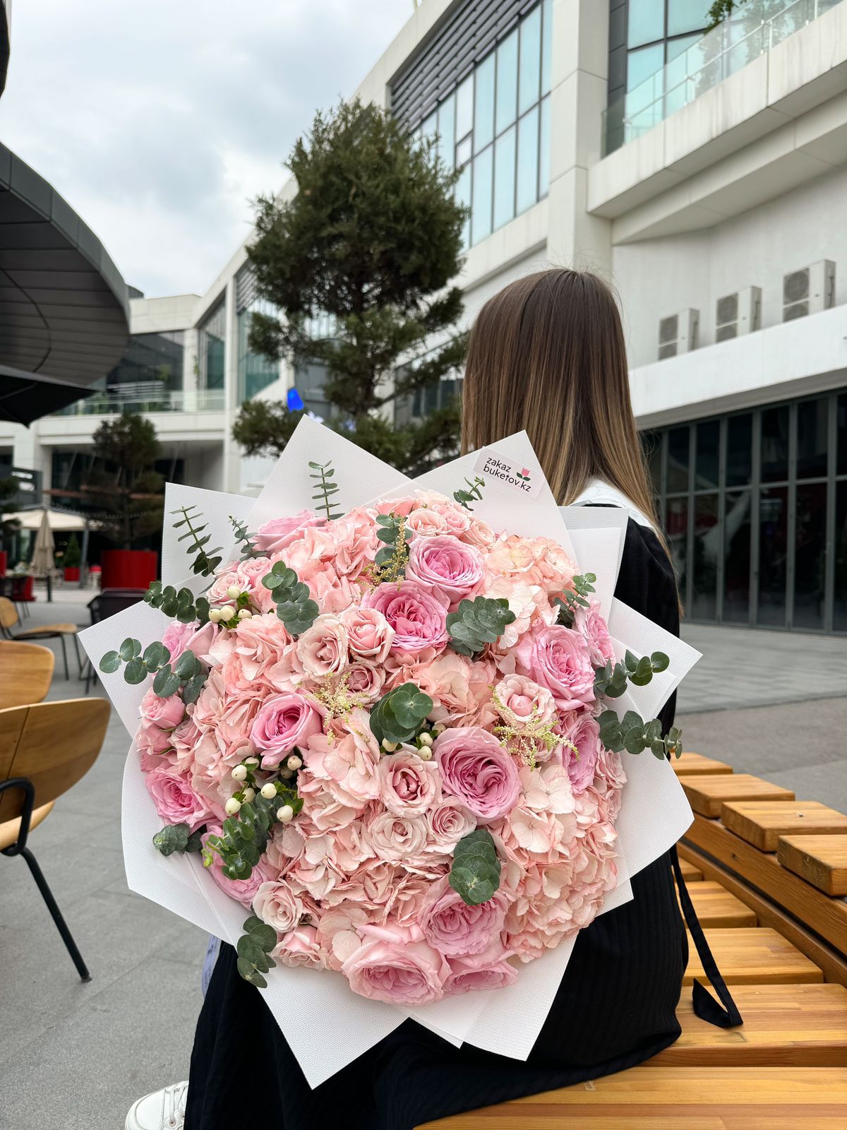 Букет "Айне" из гортензий и спрей роз